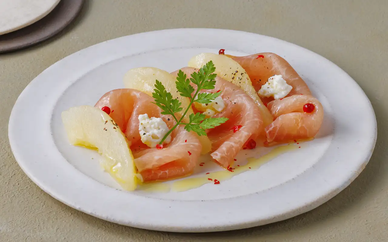 洋梨と生ハムのカルパッチョ　～イタリア産リコッタチーズをのせて～