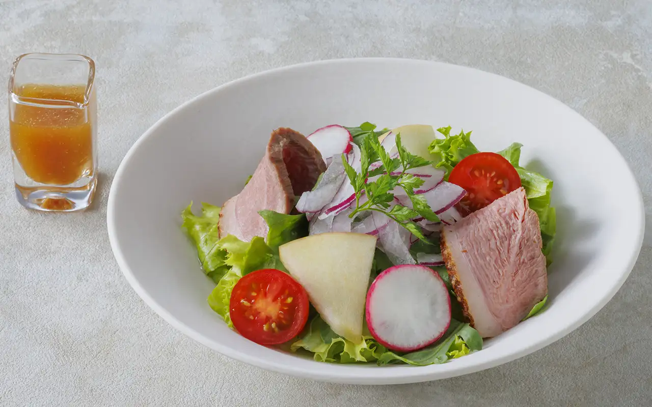 鴨と菊菜のりんごサラダ　～アンチョビと蜂蜜のドレッシング～