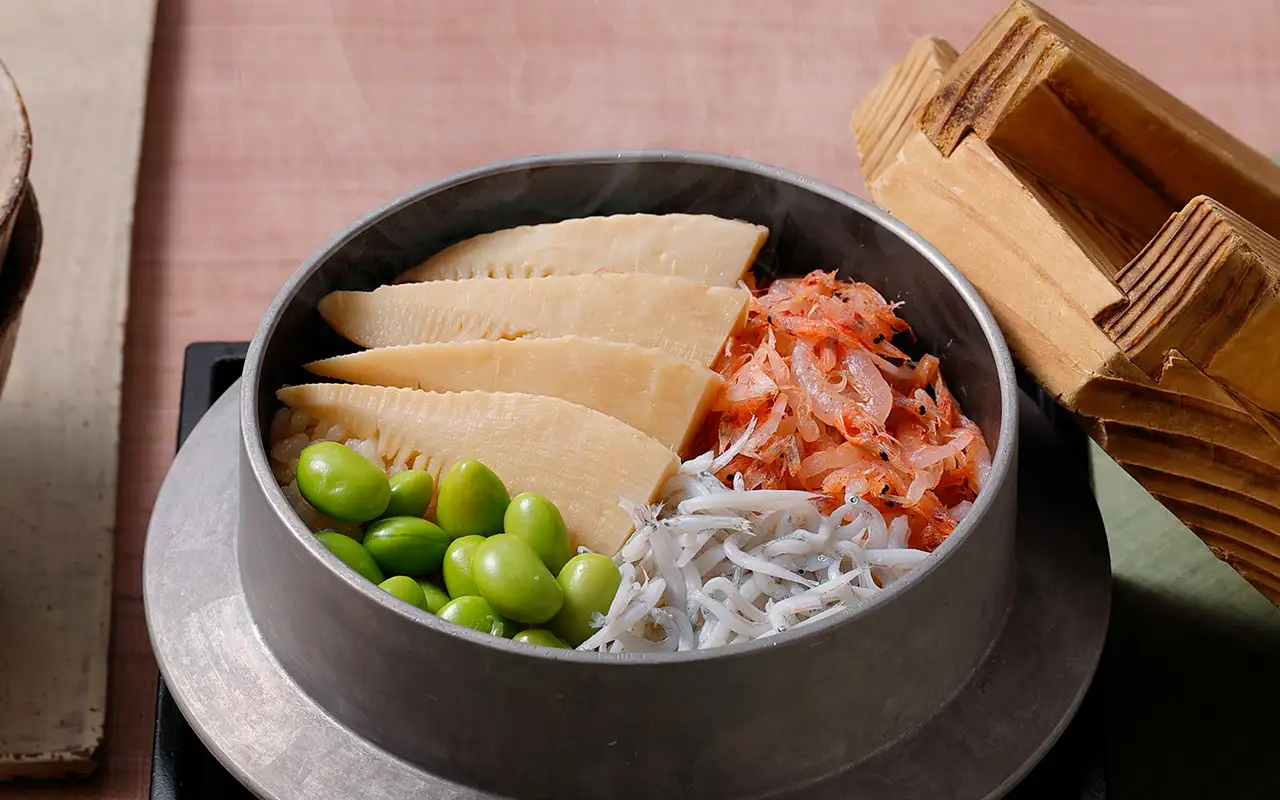 桜えびと釜揚げしらすの彩り釜めし